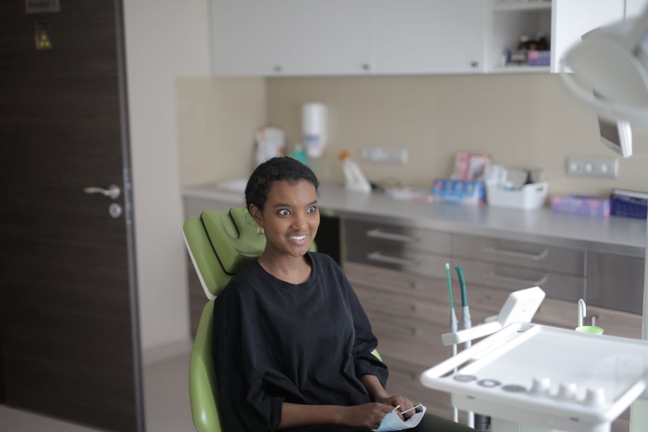 Paciente conversando com a dentista na consulta