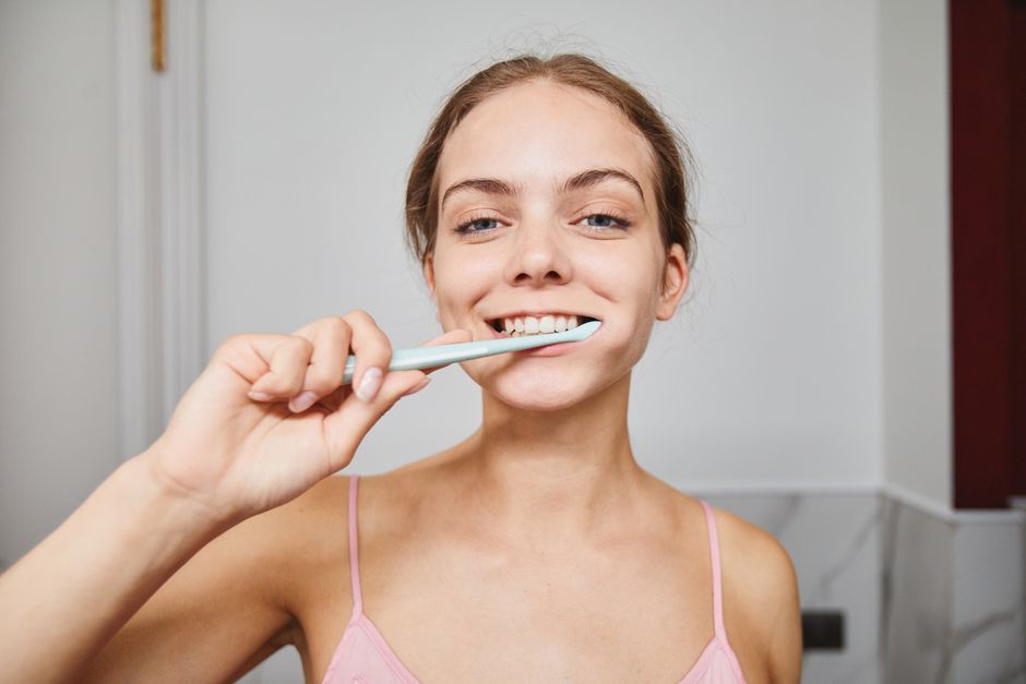 Mulher escovando os dentes