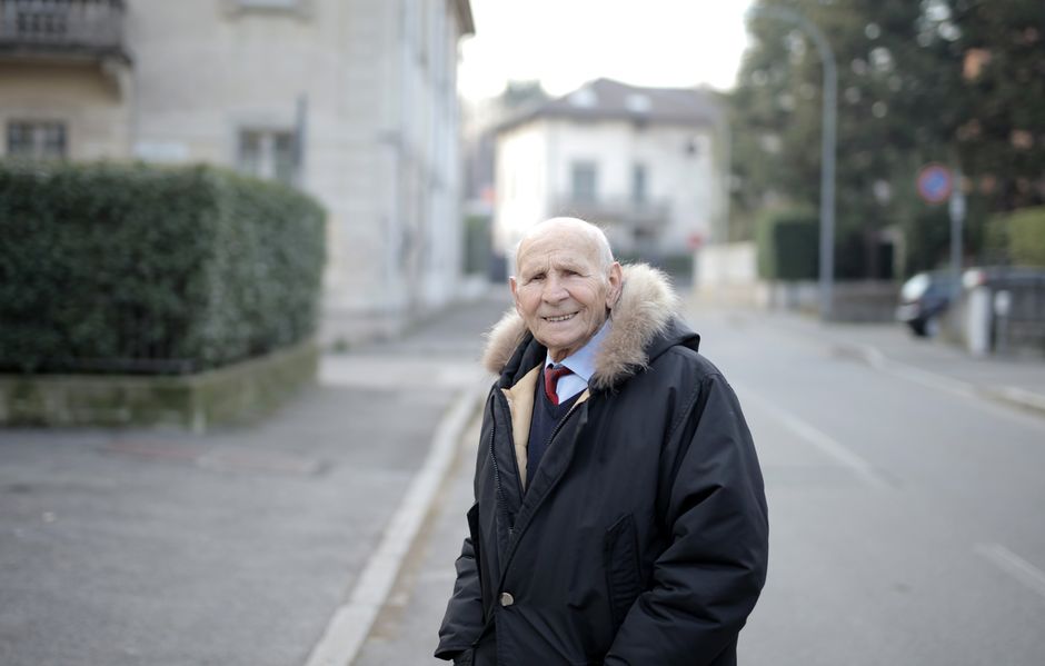 Homem idoso sorrindo, retrato