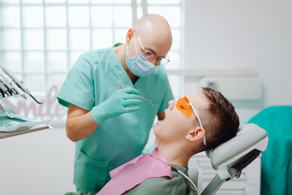 Dentista examinando a gengiva do paciente