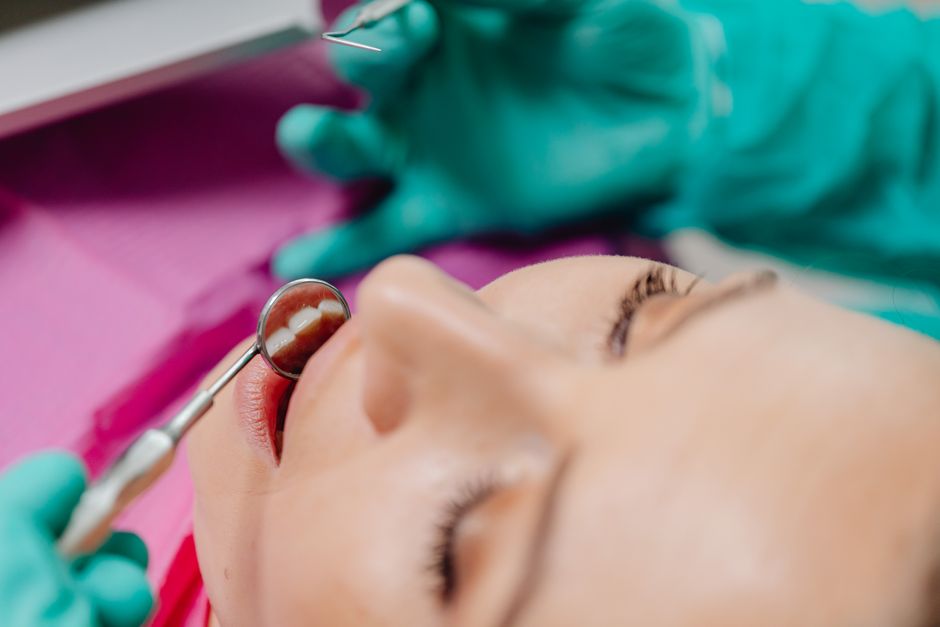 Exame odontológico com espelho clínico