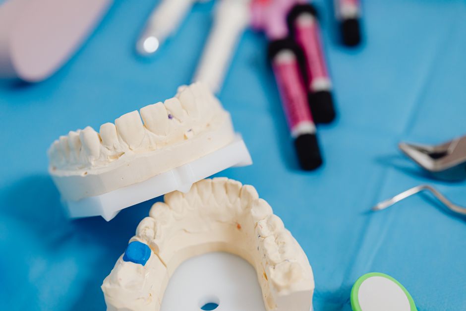 Modelo de prótese dentária sobre a mesa