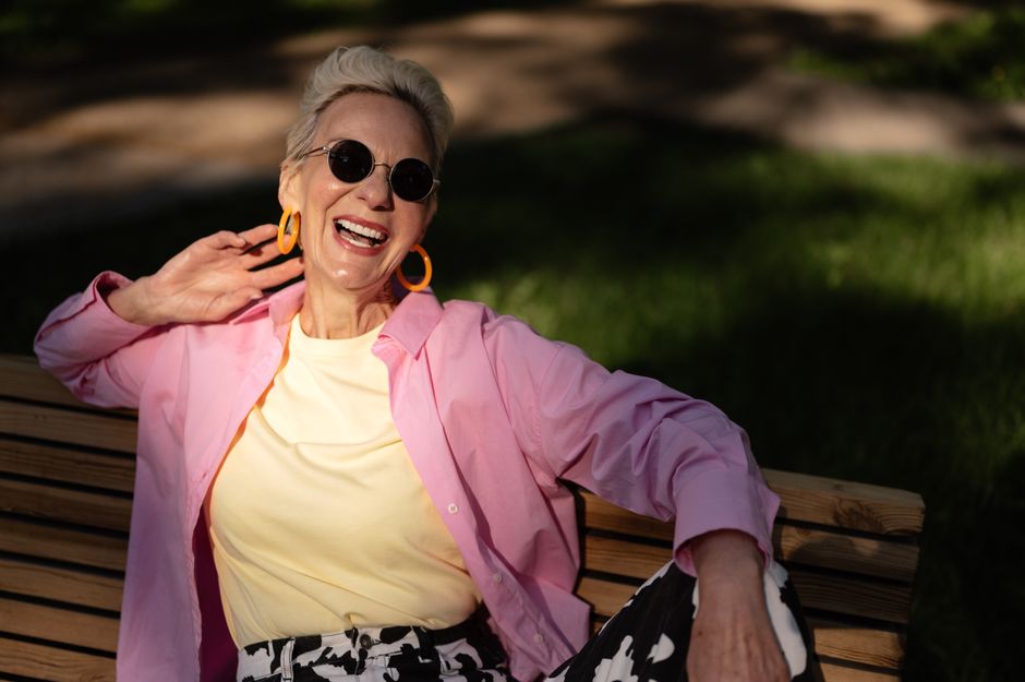 Mulher idosa rindo à vontade