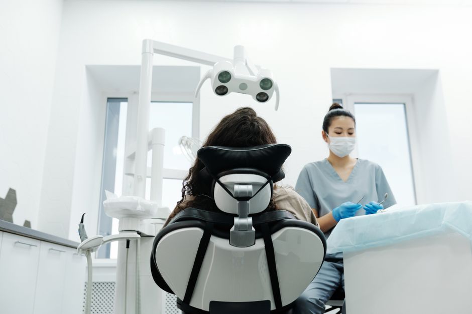 Paciente na cadeira odontológica com o dentista
